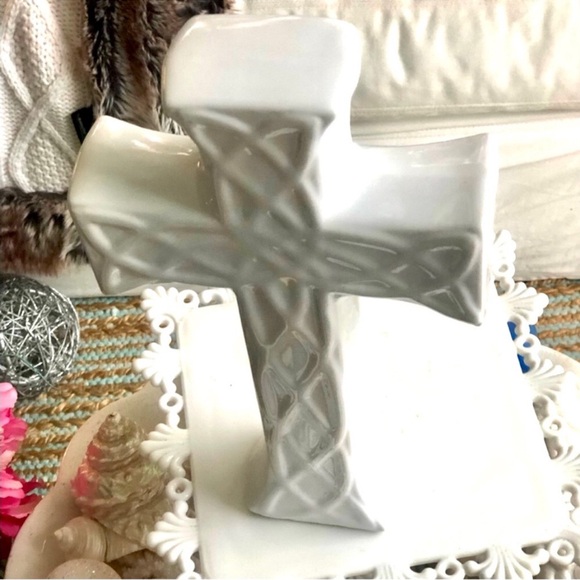 NWT! Large White Ceramic Patterned Chunky Cross - Picture 3 of 5